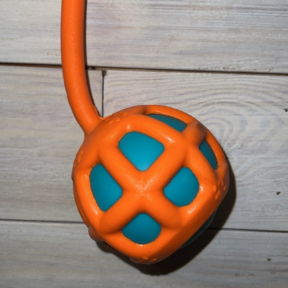 Brilliance Fetch Ballon the Rope. Dog toy to play catch orange & blue. - Picture 3 of 9